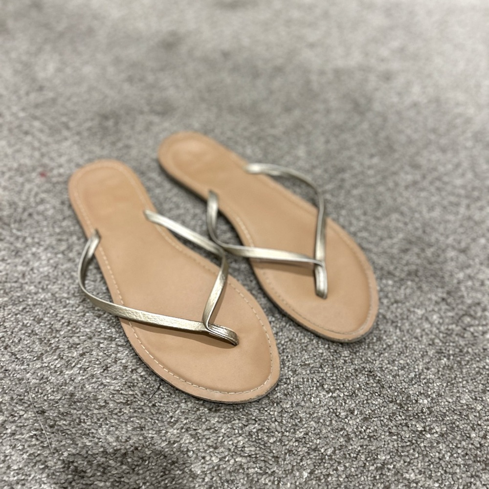 Gold cute flip flops!!